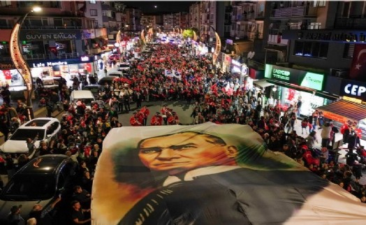 Aliağa'da Cumhuriyet coşkusu sokaklara taştı