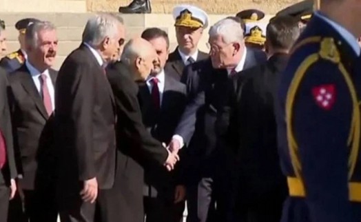 Bahçeli'yle el sıkışması soruldu: Dervişoğlu, Demirel ile Ecevit'i hatırlattı