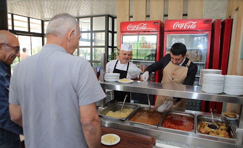 Bayraklı Belediyesi kent lokantalarında 'Askıda Yemek' uygulaması başladı