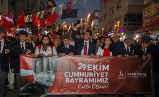 Bayraklı'da Cumhuriyet meşalesi 101'inci yılında büyük coşku