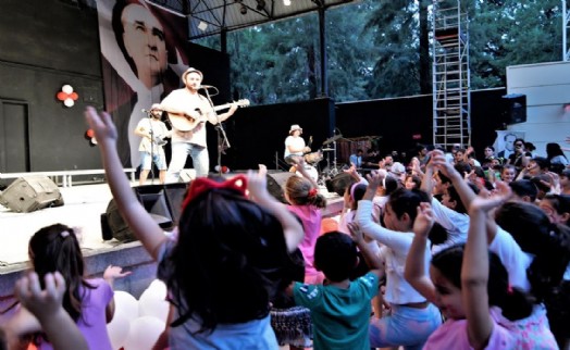 Bornova'da Çocuk Hakları Günü'ne renkli kutlama