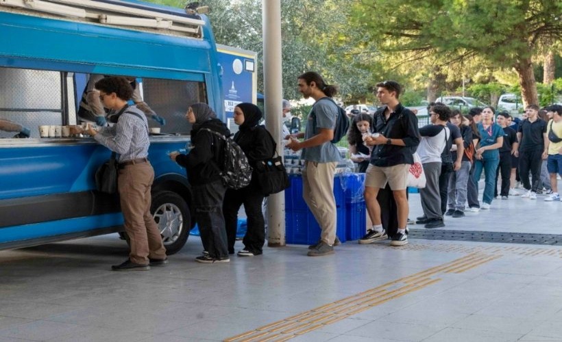 İzmir Büyükşehir Belediyesi üniversitelilere ücretsiz sıcak yemek dağıtıyor