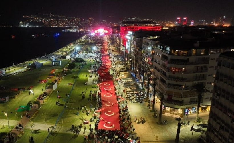 Cumhuriyet ışığı İzmir'den parladı