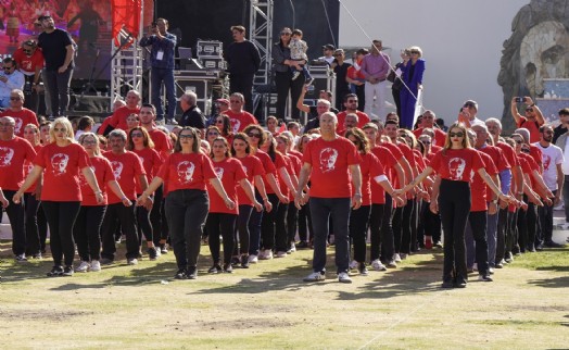 Gaziemir'de 750 kişi Cumhuriyet için harmandalı oynadı