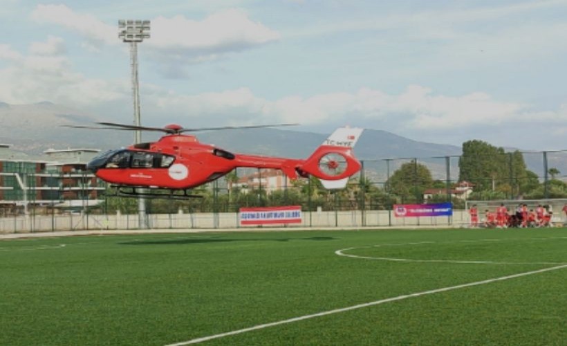 İzmir'de amatör lig maçı oynandığı sırada sahaya helikopter indi