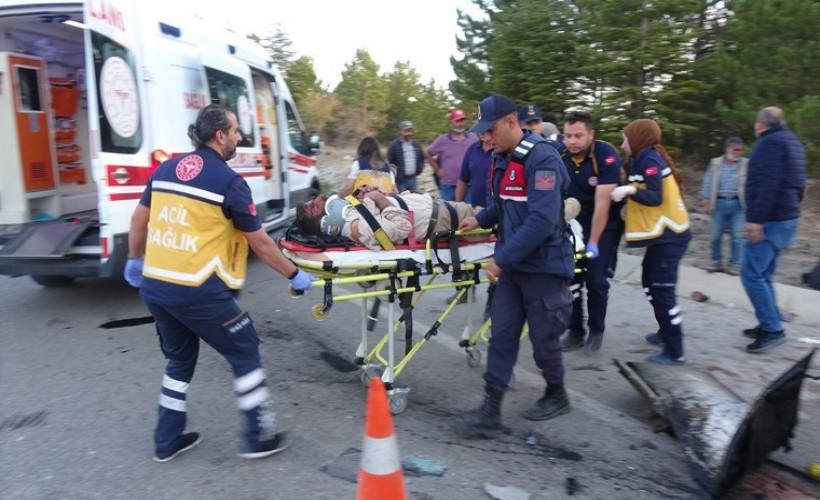 Karaman'da tarım işçilerini taşıyan minibüs şarampole devrildi: 2 ölü, 13 yaralı