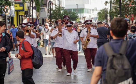 Karşıyaka Belediye Bandosu'ndan coşku dolu sokak konserleri