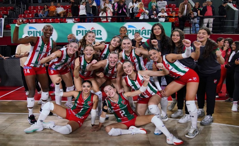 Karşıyaka voleybolda tam gaz zirvede