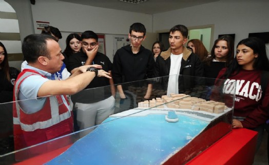 Karşıyaka'da okullara yönelik afet farkındalık eğitimleri başladı