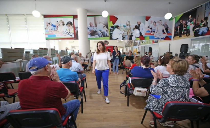 Karşıyaka’nın çınarları üniversite sıralarında: 3. Yaş Üniversitesi’nde eğitimler devam ediyor