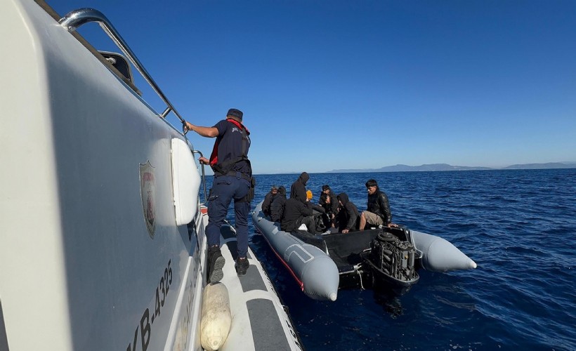 Kuşadası'nda Yunan unsurlarınca geri itilen bottaki 17 kaçak göçmen kurtarıldı