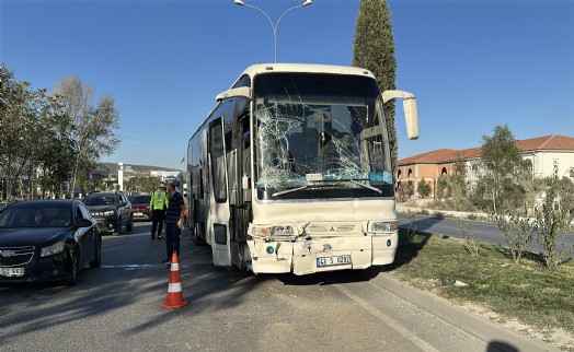 Kütahya'da işçi servis otobüsleri çarpıştı; 3 yaralı