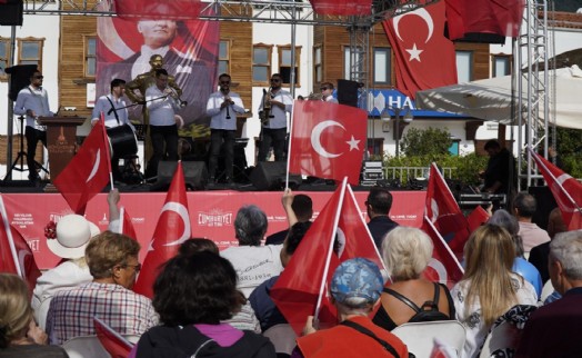 Menderes'te 7'den 70'e Cumhuriyet sevinci