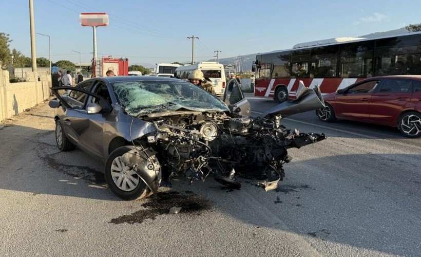 Servis minibüsüyle çarpışan otomobilin sürücüsü ağır yaralandı