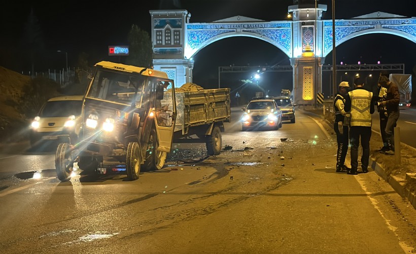 Traktörle çarpışan minibüsün sürücüsü yaralandı