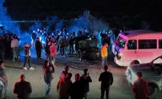 Aydın'da servis minibüsü ile otomobil çarpıştı: 10 yaralı