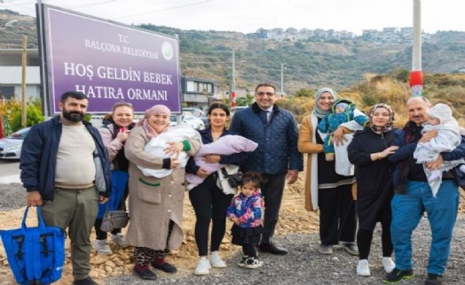 Balçova'da Çocuk Hakları Günü'nde anlamlı etkinlik: Fidanlar çocuklar için dikildi