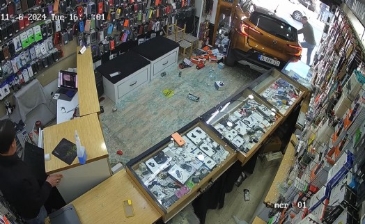 Bodrum'da otomobil, telefon mağazasına girdi