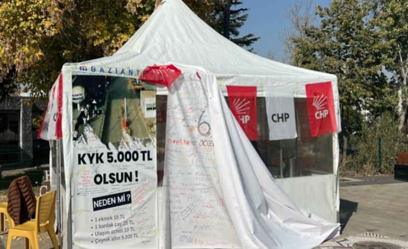 CHP standına saldırı yapıldı, MHP yazılıp üç hilal çizildi