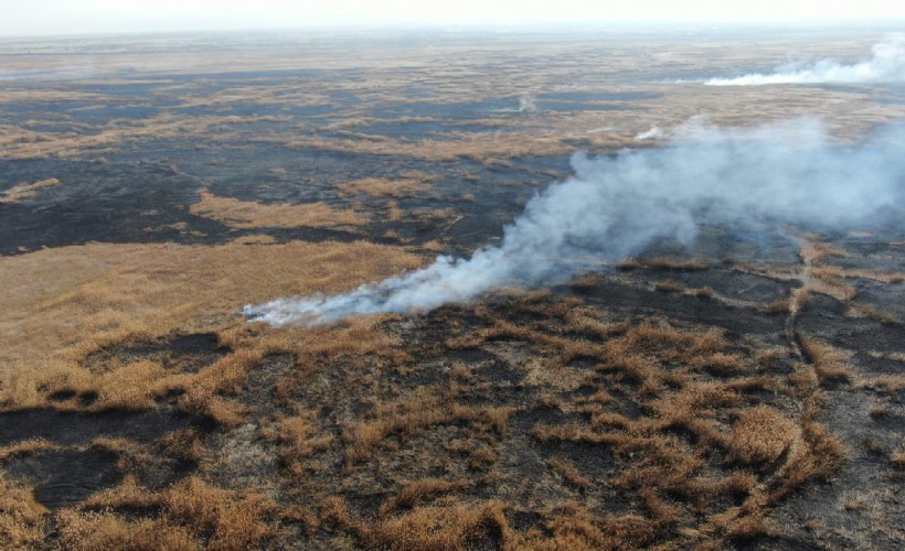 Eber Gölü'nde 1 haftadır süren sazlık yangını söndürüldü