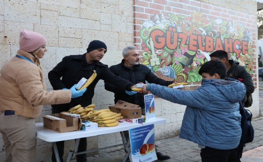 Güzelbahçe Belediyesi okullara simit ve süt dağıtımını büyütüyor