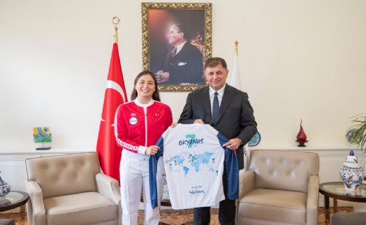 İlklere imza atan İzmirli yüzücü Başkan Tugay'la buluştu