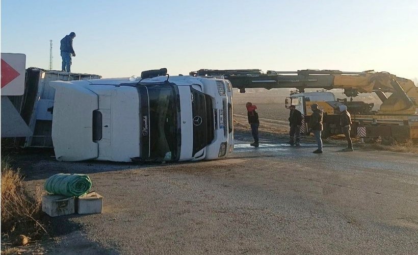 İnşaat malzemesi yüklü TIR devrildi