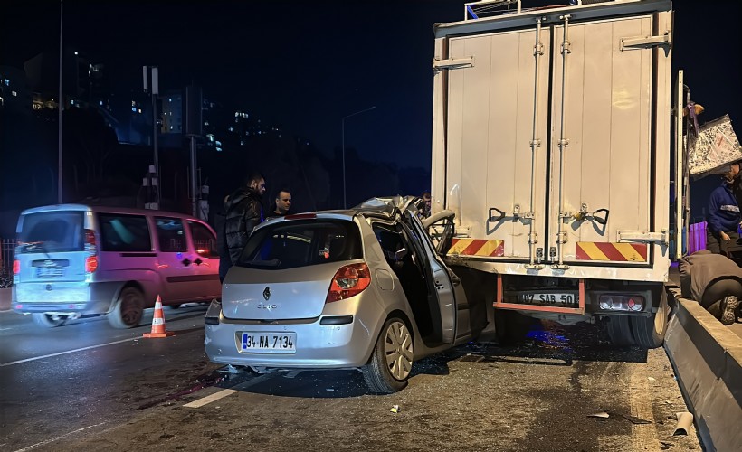 İzmir'de feci kaza! Hatalı sollama yüzünden duran kamyonete çarptı