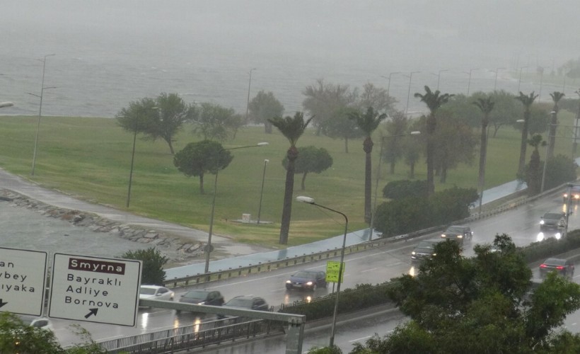 İzmir'de sağanak etkili oldu