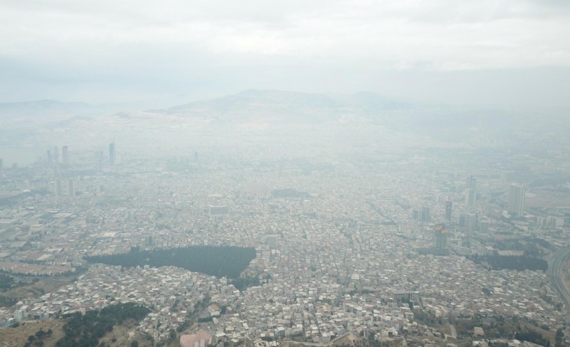 İzmir'i sis bulutu kapladı