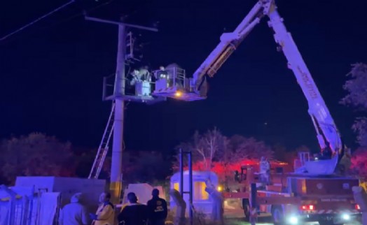 Kemalpaşa'da elektrik direğinde feci kaza: Genç işçi elektrik akımına kapıldı