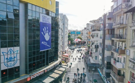 Konak'tan şiddete karşı dev afiş: Sessiz kalmıyoruz!