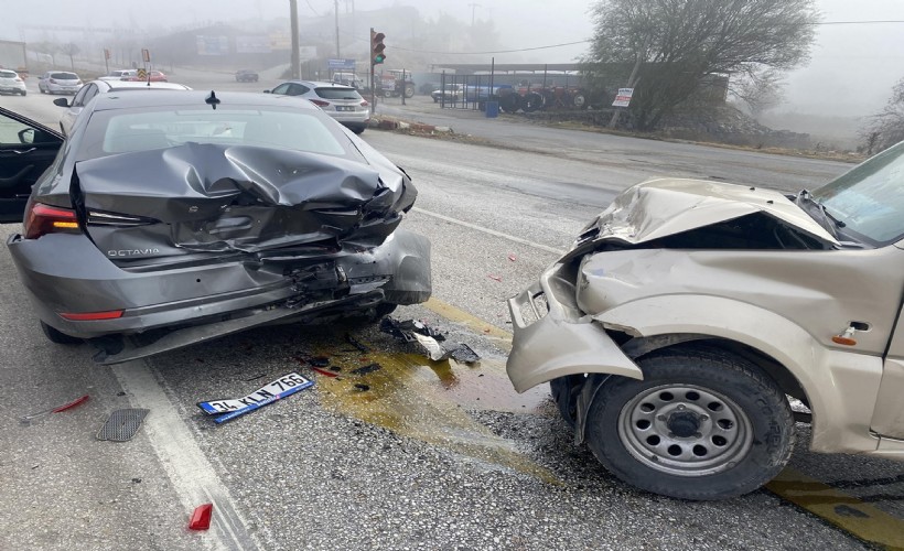 Manisa'da cip, otomobile çarptı; 2 sürücü yaralı