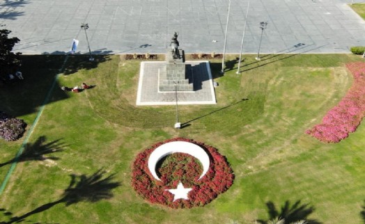 Meydanlar Ata'nın en sevdiği kasımpatı çiçeği ile renklendi