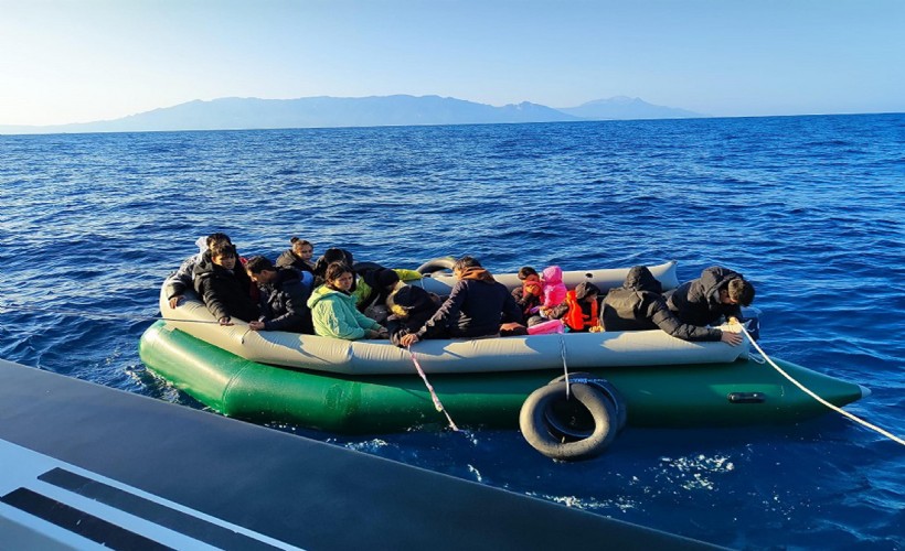 Seferihisar açıklarında Yunan unsurlarınca geri itilen 30 kaçak göçmen kurtarıldı