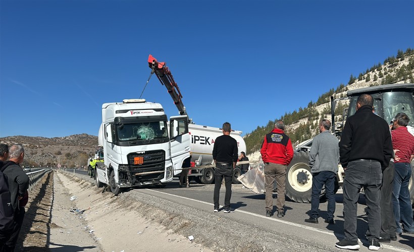 Sürücüsünün makas attığı TIR refüje girdi, yol 1 saat ulaşıma kapandı