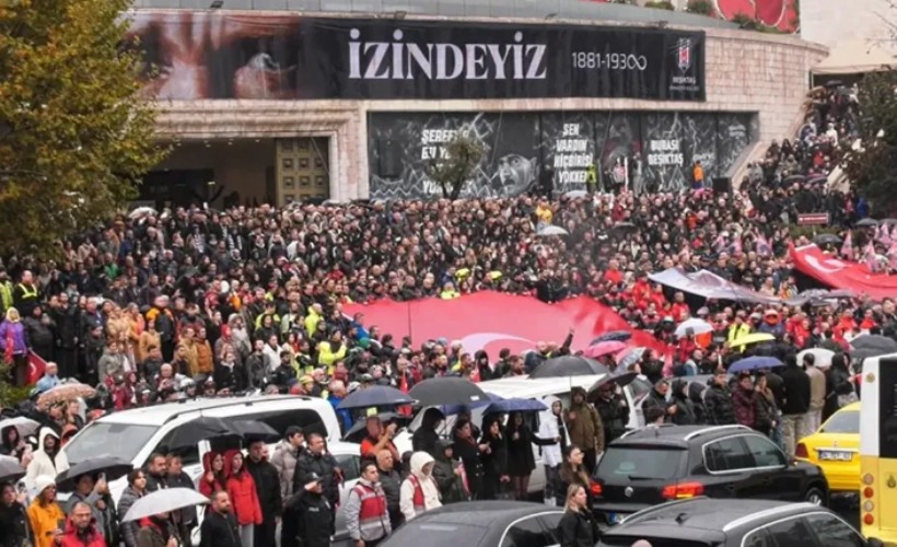 Yağmura rağmen insan seli: Binlerce yurttaş Dolmabahçe'ye akın etti