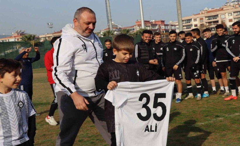 Altay'dan tribünde ağlayan minik taraftara jest