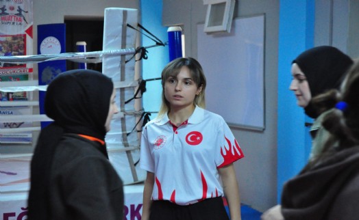 Antrenör Şükran'dan hemcinslerine savunma eğitimi
