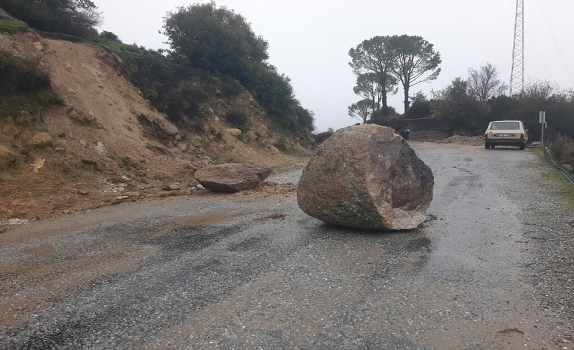 Aydın'da yamaçtan kopan kaya parçaları yola düştü