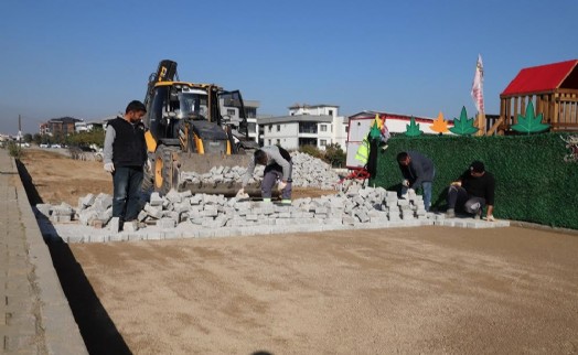 Barbaros'ta parkeler döşeniyor