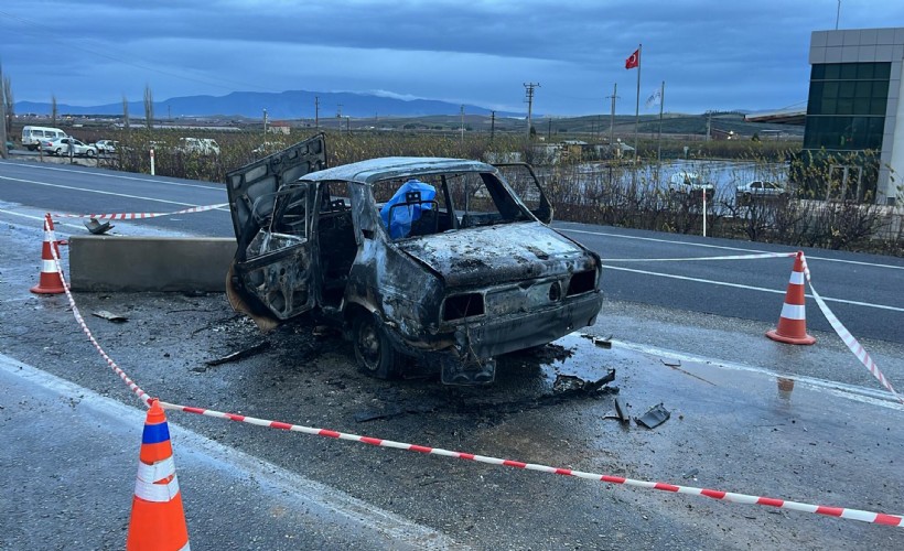 Bariyere çarpan otomobil alev aldı: 2 ölü