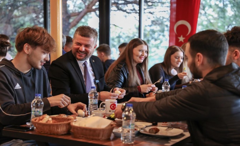 Başkan Duman, Kuzey Makedonyalı gençlerle Türkçe Eğitim Bayramı’nı kutladı