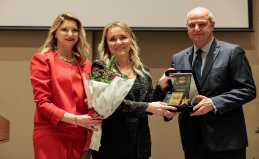 Başkan Mutlu'nun kadın istihdamı ve eşitlik çalışmalarına İZİKAD'dan ödül