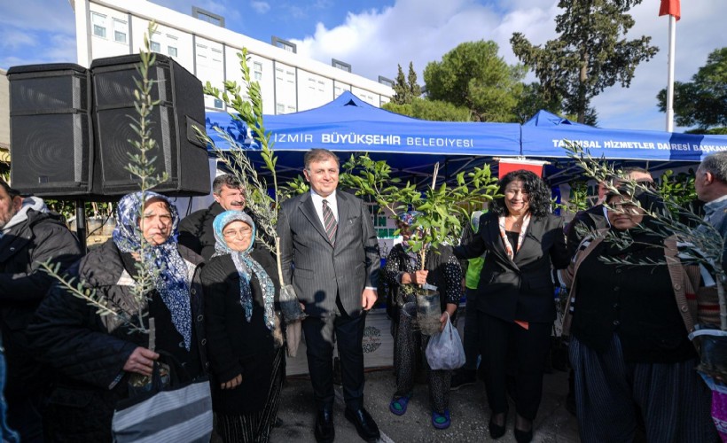 Başkan Tugay, Kınık’ta üreticilere fidan dağıttı: Çiftçimizin yanında olacağız