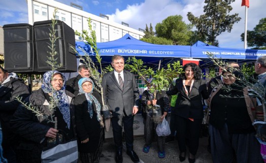 Başkan Tugay, Kınık'ta üreticilere fidan dağıttı: Çiftçimizin yanında olacağız