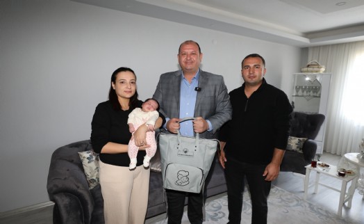 Bebeklere ilk hediye Menderes Belediyesi'nden
