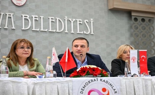 Bornova Belediyesi'nden kadın haklarına duyarlı panel
