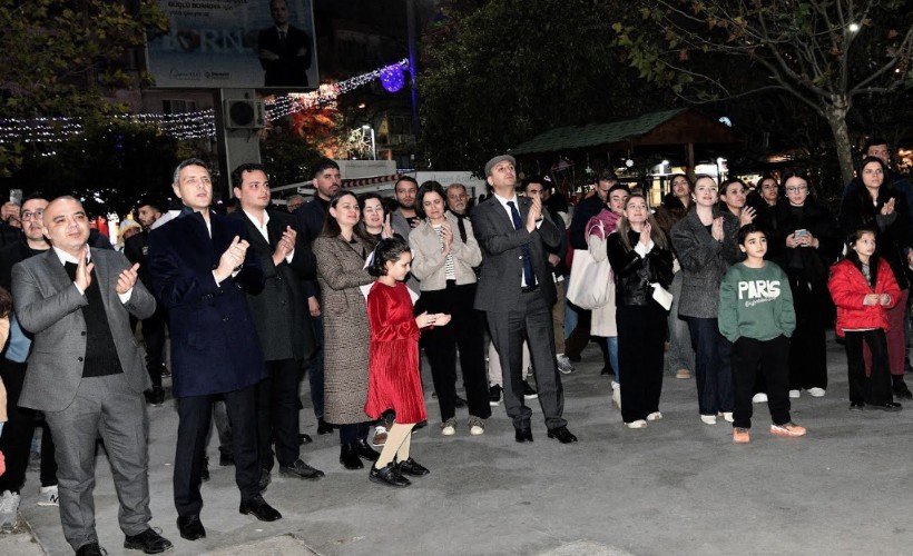 Bornova Küçükpark’ta yeni yıl coşkusu: Grup Bournabat ve Grup İlyada’dan muhteşem performans