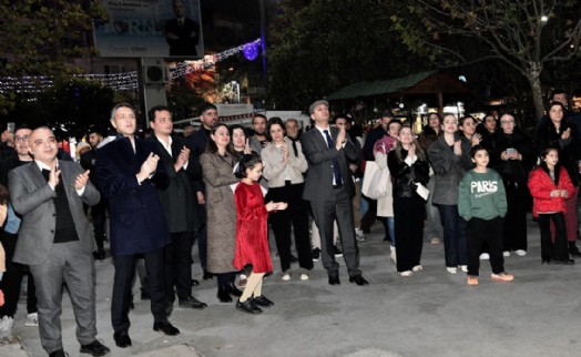 Bornova Küçükpark'ta yeni yıl coşkusu: Grup Bournabat ve Grup İlyada'dan muhteşem performans